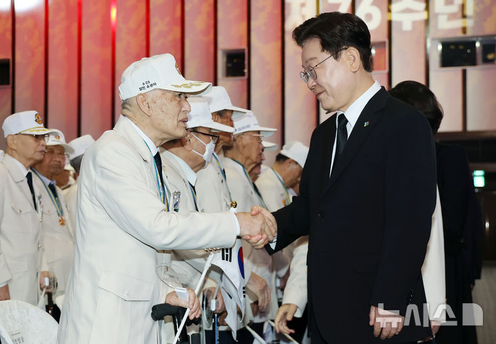 [수원=뉴시스] 고범준 기자 = 이재명 대통령이 25일 경기 수원컨벤션센터에서 열린 6·25전쟁 제76주년 기념식에서 참전 용사들과 인사하고 있다. 2026.06.25. bjko@newsis.com