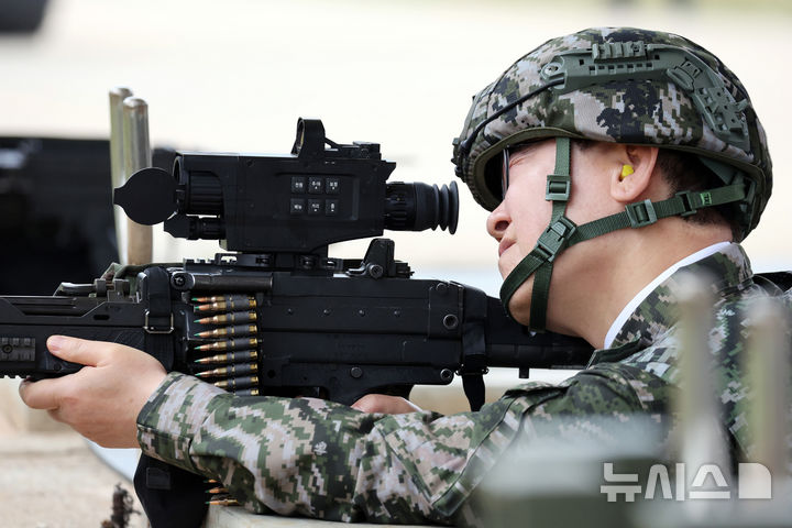 [연평도=뉴시스] 고범준 기자 = 이재명 대통령이 6.25 전쟁일 주간 및 호국보훈의 달을 맞아 24일 인천 옹진군 해병대 연평부대를 방문해 K15 기관총 사격을 하고 있다. 2026.06.24. bjko@newsis.com