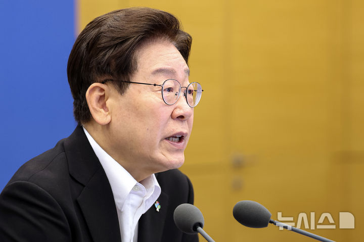 [서울=뉴시스] 최동준 기자 = 이재명 대통령이 25일 청와대에서 열린 수석보좌관회의에서 발언하고 있다. (청와대통신사진기자단) 2026.06.25. photocdj@newsis.com