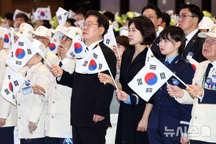 [수원=뉴시스] 고범준 기자 = 이재명 대통령과 김혜경 여사가 25일 경기 수원컨벤션센터에서 열린 6·25전쟁 제76주년 기념식에서 참석자들과 6.25의 노래 제창을 하고 있다. 2026.06.25. bjko@newsis.com