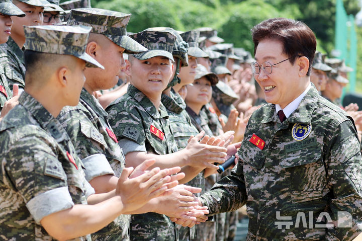 [연평도=뉴시스] 고범준 기자 = 이재명 대통령이 6.25 전쟁일 주간 및 호국보훈의 달을 맞아 24일 인천 옹진군 해병대 연평부대를 방문해 장병들과 악수하고 있다. 2026.06.24. bjko@newsis.com