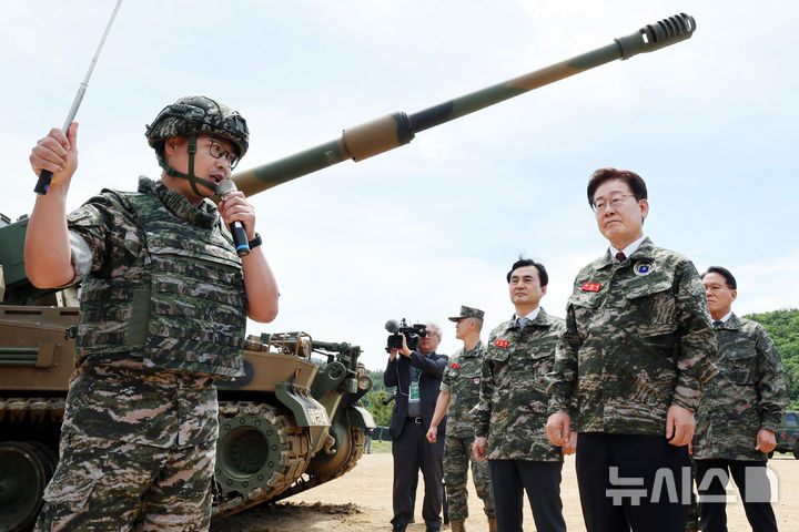 [연평도=뉴시스] 고범준 기자 = 이재명 대통령이 6.25 전쟁일 주간 및 호국보훈의 달을 맞아 24일 인천 옹진군 해병대 연평부대를 방문해 화력 장비를 시찰하고 있다. 2026.06.24. bjko@newsis.com