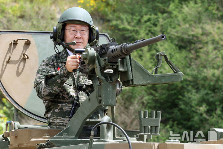 [연평도=뉴시스] 고범준 기자 = 이재명 대통령이 6.25 전쟁일 주간 및 호국보훈의 달을 맞아 24일 인천 옹진군 해병대 연평부대를 방문해 K9A1 자주포에서 K6 조준 시연을 하고 있다. 2026.06.24. bjko@newsis.com