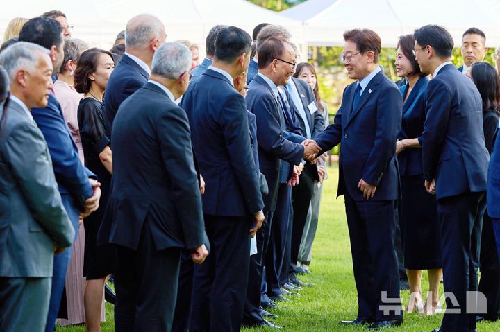 [서울=뉴시스] 고범준 기자 = 이재명 대통령이 23일 청와대에서 열린 주한외교단 만찬에서 참석자들과 악수를 하고 있다. (사진=청와대 제공) 2026.06.23. photo@newsis.com *재판매 및 DB 금지