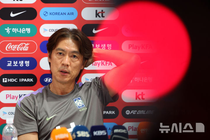 [사포판(멕시코)=뉴시스] 김명년 기자 = 홍명보 축구 국가대표팀 감독이 25일(현지 시간) 멕시코 과달라하라 인근 사포판에 위치한 베이스캠프 훈련장 치바스 바예 베르데에서 회복 훈련 전 기자회견하고 있다. 대표팀은 전날 남아프리카공화국과의 월드컵 조별리그 3차전에서 0-1으로 패배했다. 2026.06.26. kmn@newsis.com