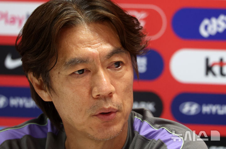 [사포판(멕시코)=뉴시스] 김명년 기자 = 홍명보 축구 국가대표팀 감독이 25일(현지 시간) 멕시코 과달라하라 인근 사포판에 위치한 베이스캠프 훈련장 치바스 바예 베르데에서 회복 훈련 전 기자회견하고 있다. 대표팀은 전날 남아프리카공화국과의 월드컵 조별리그 3차전에서 0-1으로 패배했다. 2026.06.26. kmn@newsis.com