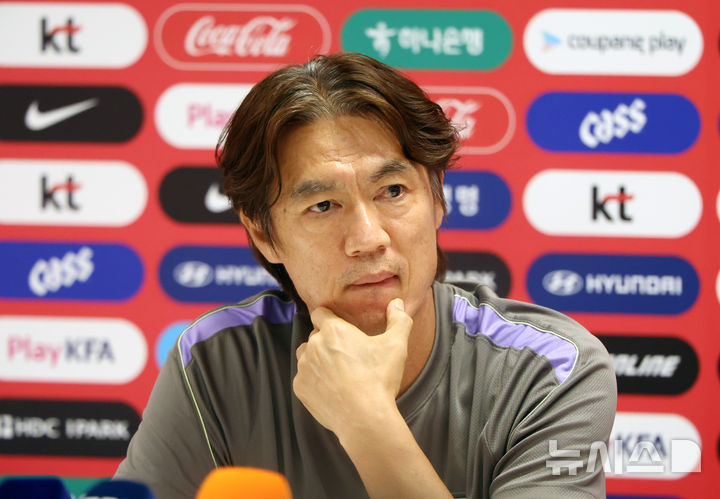 [사포판(멕시코)=뉴시스] 김명년 기자 = 홍명보 축구 국가대표팀 감독이 25일(현지 시간) 멕시코 과달라하라 인근 사포판에 위치한 베이스캠프 훈련장 치바스 바예 베르데에서 회복 훈련 전 기자회견하고 있다. 대표팀은 전날 남아프리카공화국과의 월드컵 조별리그 3차전에서 0-1으로 패배했다. 2026.06.26. kmn@newsis.com