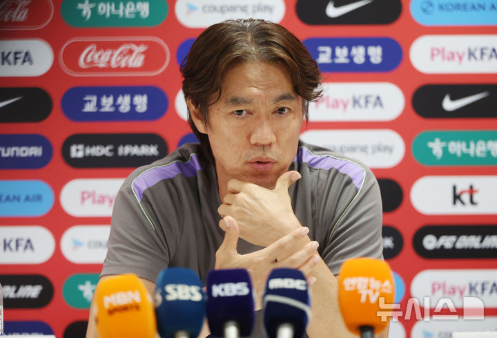 [사포판(멕시코)=뉴시스] 김명년 기자 = 홍명보 축구 국가대표팀 감독이 25일(현지 시간) 멕시코 과달라하라 인근 사포판에 위치한 베이스캠프 훈련장 치바스 바예 베르데에서 회복 훈련 전 기자회견하고 있다. 대표팀은 전날 남아프리카공화국과의 월드컵 조별리그 3차전에서 0-1으로 패배했다. 2026.06.26. kmn@newsis.com