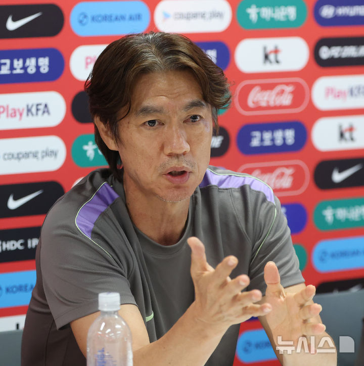 [사포판(멕시코)=뉴시스] 김명년 기자 = 홍명보 축구 국가대표팀 감독이 25일(현지 시간) 멕시코 과달라하라 인근 사포판에 위치한 베이스캠프 훈련장 치바스 바예 베르데에서 회복 훈련 전 기자회견하고 있다. 대표팀은 전날 남아프리카공화국과의 월드컵 조별리그 3차전에서 0-1으로 패배했다. 2026.06.26. kmn@newsis.com