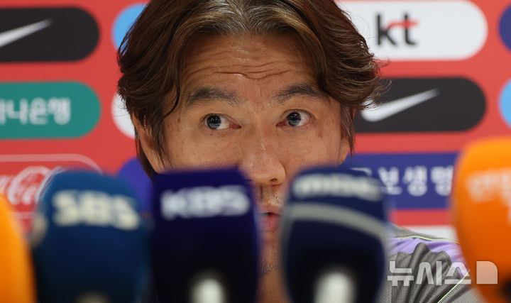 [사포판(멕시코)=뉴시스] 김명년 기자 = 홍명보 축구 국가대표팀 감독이 25일(현지 시간) 멕시코 과달라하라 인근 사포판에 위치한 베이스캠프 훈련장 치바스 바예 베르데에서 회복 훈련 전 기자회견하고 있다. 대표팀은 전날 남아프리카공화국과의 월드컵 조별리그 3차전에서 0-1으로 패배했다. 2026.06.26. kmn@newsis.com