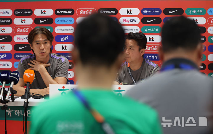 [사포판(멕시코)=뉴시스] 김명년 기자 = 홍명보 축구 국가대표팀 감독이 25일(현지 시간) 멕시코 과달라하라 인근 사포판에 위치한 베이스캠프 훈련장 치바스 바예 베르데에서 회복 훈련 전 기자회견하고 있다. 대표팀은 전날 남아프리카공화국과의 월드컵 조별리그 3차전에서 0-1으로 패배했다. 2026.06.26. kmn@newsis.com