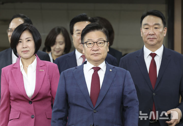 [서울=뉴시스] 김근수 기자 = 정점식(가운데) 국민의힘 원내대표가 26일 오전 서울 여의도 국회에서 열린 원내대책회의장으로 들어서고 있다. 2026.06.26. ks@newsis.com