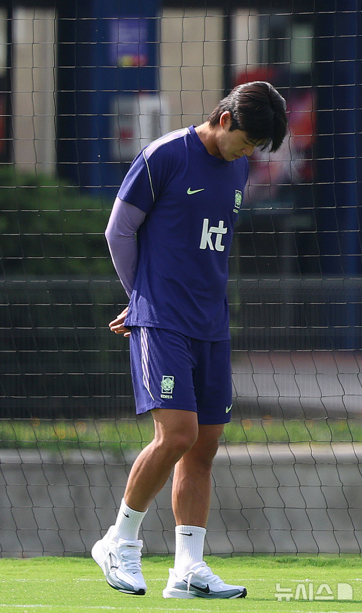 [사포판(멕시코)=뉴시스] 김명년 기자 = 축구 국가대표팀 설영우가 25일(현지 시간) 멕시코 과달라하라 인근 사포판에 위치한 베이스캠프 훈련장 치바스 바예 베르데에서 회복 훈련 중 고개를 숙이고 있다. 대표팀은 전날 남아프리카공화국과의 월드컵 조별리그 3차전에서 0-1으로 패배했다. 2026.06.26. kmn@newsis.com