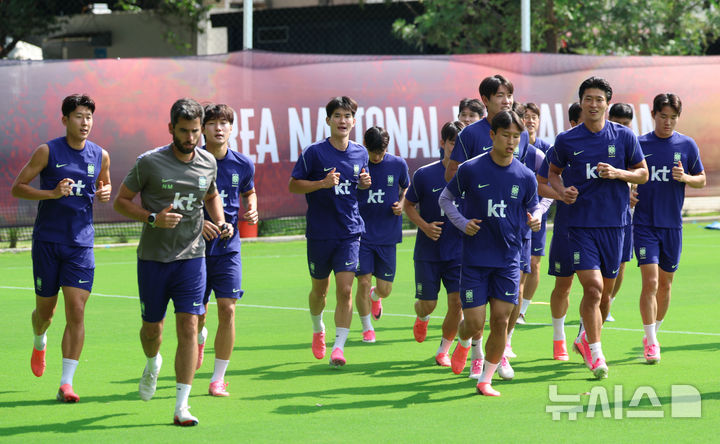 [사포판(멕시코)=뉴시스] 김명년 기자 = 축구 국가대표팀 선수들이 25일(현지 시간) 멕시코 과달라하라 인근 사포판에 위치한 베이스캠프 훈련장 치바스 바예 베르데에서 훈련하고 있다. 대표팀은 전날 남아프리카공화국과의 월드컵 조별리그 3차전에서 0-1으로 패배했다. 2026.06.26. kmn@newsis.com