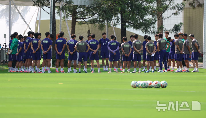 [사포판(멕시코)=뉴시스] 김명년 기자 = 축구 국가대표팀 선수들이 25일(현지 시간) 멕시코 과달라하라 인근 사포판에 위치한 베이스캠프 훈련장 치바스 바예 베르데에서 회복 훈련하고 있다. 대표팀은 전날 남아프리카공화국과의 월드컵 조별리그 3차전에서 0-1으로 패배했다. 2026.06.26. kmn@newsis.com