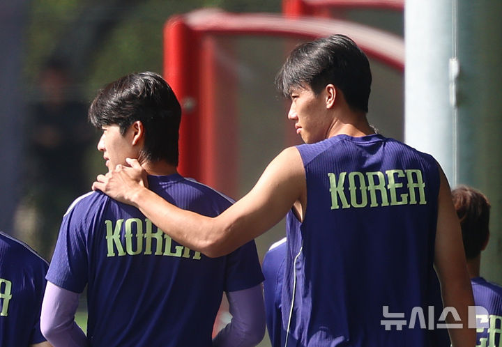 [사포판(멕시코)=뉴시스] 김명년 기자 = 축구 국가대표팀 이한범이 25일(현지 시간) 멕시코 과달라하라 인근 사포판에 위치한 베이스캠프 훈련장 치바스 바예 베르데에서 회복 훈련 중 설영우의 어깨를 감싸주고 있다. 대표팀은 전날 남아프리카공화국과의 월드컵 조별리그 3차전에서 0-1으로 패배했다. 2026.06.26. kmn@newsis.com