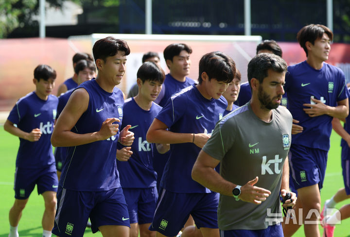 [사포판(멕시코)=뉴시스] 김명년 기자 = 축구 국가대표팀 선수들이 25일(현지 시간) 멕시코 과달라하라 인근 사포판에 위치한 베이스캠프 훈련장 치바스 바예 베르데에서 훈련하고 있다. 대표팀은 전날 남아프리카공화국과의 월드컵 조별리그 3차전에서 0-1으로 패배했다. 2026.06.26. kmn@newsis.com