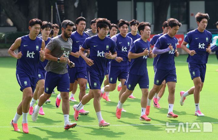 [사포판(멕시코)=뉴시스] 김명년 기자 = 축구 국가대표팀 선수들이 25일(현지 시간) 멕시코 과달라하라 인근 사포판에 위치한 베이스캠프 훈련장 치바스 바예 베르데에서 훈련하고 있다. 대표팀은 전날 남아프리카공화국과의 월드컵 조별리그 3차전에서 0-1으로 패배했다. 2026.06.26. kmn@newsis.com