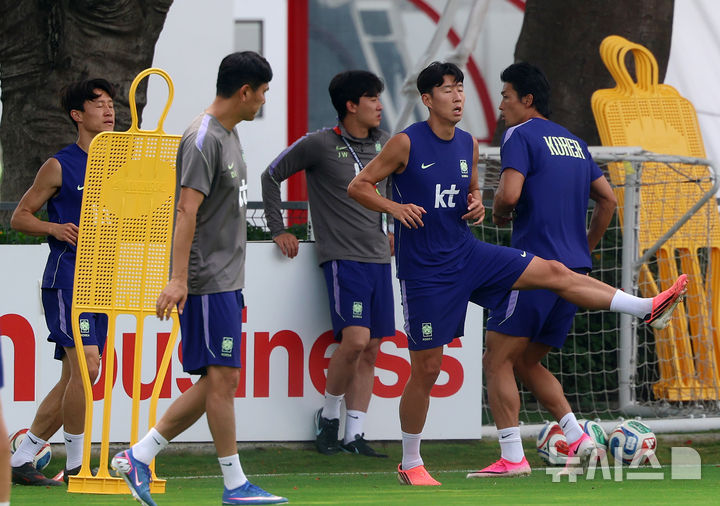 [사포판(멕시코)=뉴시스] 김명년 기자 = 축구 국가대표팀 손흥민이 25일(현지 시간) 멕시코 과달라하라 인근 사포판에 위치한 베이스캠프 훈련장 치바스 바예 베르데에서 훈련하고 있다. 대표팀은 전날 남아프리카공화국과의 월드컵 조별리그 3차전에서 0-1으로 패배했다. 2026.06.26. kmn@newsis.com
