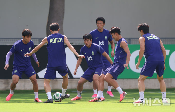 [사포판(멕시코)=뉴시스] 김명년 기자 = 축구 국가대표팀 선수들이 25일(현지 시간) 멕시코 과달라하라 인근 사포판에 위치한 베이스캠프 훈련장 치바스 바예 베르데에서 훈련하고 있다. 대표팀은 전날 남아프리카공화국과의 월드컵 조별리그 3차전에서 0-1으로 패배했다. 2026.06.26. kmn@newsis.com