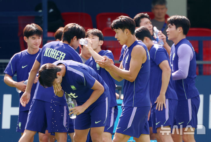 [사포판(멕시코)=뉴시스] 김명년 기자 = 축구 국가대표팀 선수들이 25일(현지 시간) 멕시코 과달라하라 인근 사포판에 위치한 베이스캠프 훈련장 치바스 바예 베르데에서 훈련 중 박수를 치고 있다. 대표팀은 전날 남아프리카공화국과의 월드컵 조별리그 3차전에서 0-1으로 패배했다. 2026.06.26. kmn@newsis.com