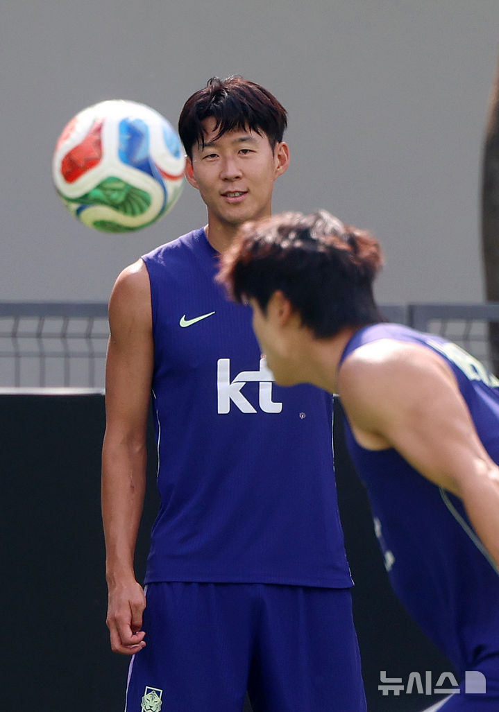 [사포판(멕시코)=뉴시스] 김명년 기자 = 축구 국가대표팀 손흥민이 25일(현지 시간) 멕시코 과달라하라 인근 사포판에 위치한 베이스캠프 훈련장 치바스 바예 베르데에서 훈련하고 있다. 대표팀은 전날 남아프리카공화국과의 월드컵 조별리그 3차전에서 0-1으로 패배했다. 2026.06.26. kmn@newsis.com