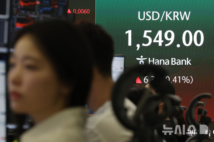 [서울=뉴시스] 조성우 기자 = 코스피가 전 거래일(8930.30)보다 117.12포인트(1.31%) 하락한 8813.18에 개장한 26일 오전 서울 중구 하나은행 딜링룸 전광판에 지수가 표시되고 있다.  코스닥 지수는 전 거래일(887.81)보다 3.38포인트(0.38%) 내린 884.43에 거래를 시작했다. 원·달러 환율은 전 거래일 주간거래 종가(1542.7원)보다 4.6원 오른 1547.3원에 출발했다. 2026.06.26. xconfind@newsis.com