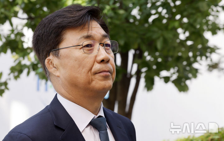 [과천=뉴시스] 김혜진 기자 = 홍장원 전 국가정보원 1차장이 26일 경기 과천시 2차 종합특검 사무실에 내란중요임무종사 및 국정원법 위반 혐의 관련 피의자 신분으로 출석하고 있다. 2026.06.26. jini@newsis.com