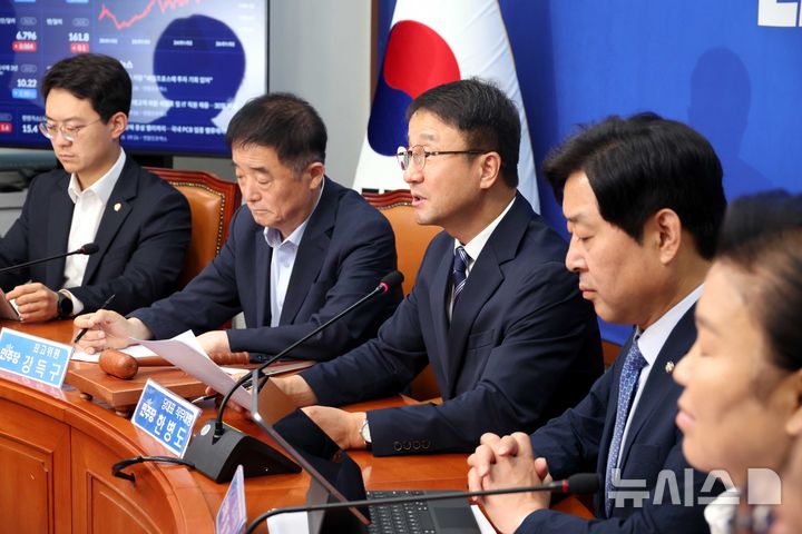 [서울=뉴시스] 조성봉 기자 = 한병도 더불어민주당 대표 직무대행 겸 원내대표가 26일 오전 서울 여의도 국회에서 열린 최고위원회의에서 발언을 하고 있다. 2026.06.26. suncho21@newsis.com