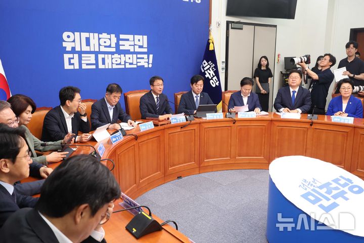 [서울=뉴시스] 조성봉 기자 = 한병도 더불어민주당 대표 직무대행 겸 원내대표가 26일 오전 서울 여의도 국회에서 열린 최고위원회의에서 발언을 하고 있다. 2026.06.26. suncho21@newsis.com
