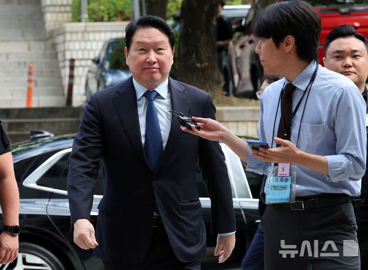 [서울=뉴시스] 이영환 기자 = 최태원 SK그룹 회장이 26일 오전 서울 서초구 서울고법에서 열린 노소영 아트센터 나비 관장과의 재산 분할 소송 파기환송심 2차 변론기일에 출석하고 있다. 2026.06.26. 20hwan@newsis.com