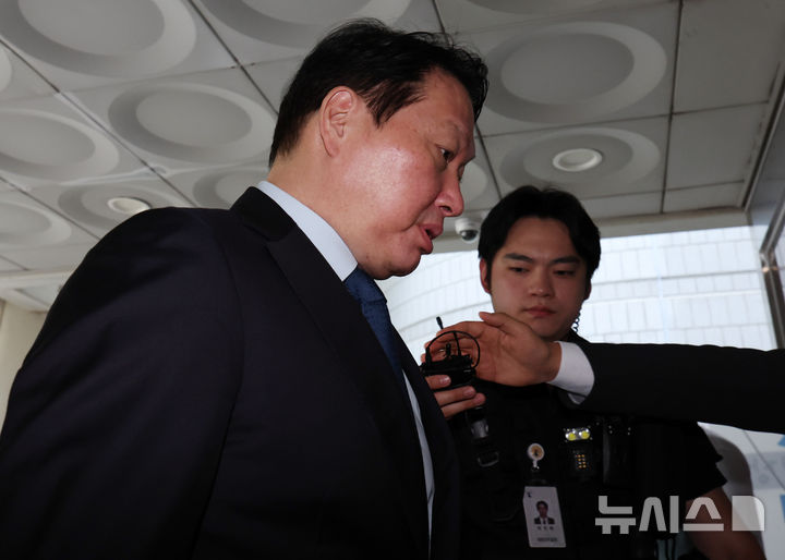 [서울=뉴시스] 이영환 기자 = 최태원 SK그룹 회장이 26일 오전 서울 서초구 서울고법에서 열린 노소영 아트센터 나비 관장과의 재산 분할 소송 파기환송심 2차 변론기일에 출석하고 있다. 2026.06.26. 20hwan@newsis.com