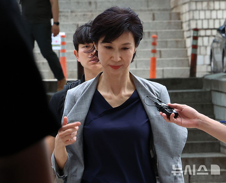 [서울=뉴시스] 이영환 기자 = 노소영 아트센터 나비 관장이 26일 오전 서울 서초구 서울고법에서 열린 최태원 SK그룹 회장과의 재산 분할 소송 파기환송심 2차 변론기일에 출석하고 있다. 2026.06.26. 20hwan@newsis.com