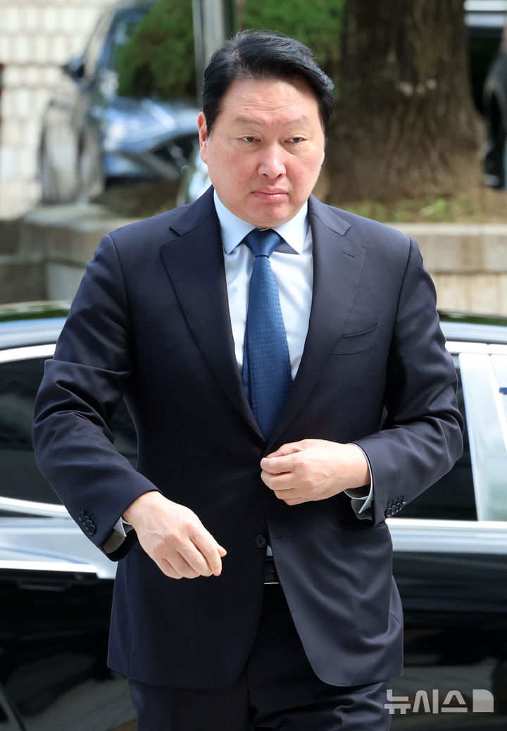 [서울=뉴시스] 이영환 기자 = 최태원 SK그룹 회장이 26일 오전 서울 서초구 서울고법에서 열린 노소영 아트센터 나비 관장과의 재산 분할 소송 파기환송심 2차 변론기일에 출석하고 있다. 2026.06.26. 20hwan@newsis.com