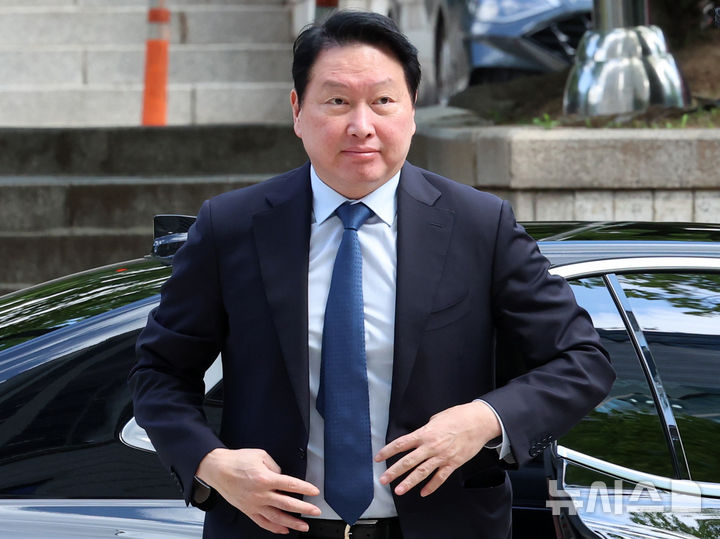 [서울=뉴시스] 이영환 기자 = 최태원 SK그룹 회장이 26일 오전 서울 서초구 서울고법에서 열린 노소영 아트센터 나비 관장과의 재산 분할 소송 파기환송심 2차 변론기일에 출석하고 있다. 2026.06.26. 20hwan@newsis.com