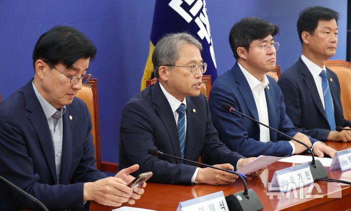 [서울=뉴시스] 조성봉 기자 = 송기헌 더불어민주당 선관위개혁 TF 단장이 26일 오전 서울 여의도 국회에서 열린 국민참정권 수호를 위한 선관위개혁TF 6차 회의에서 발언을 하고 있다. 2025.06.26. suncho21@newsis.com