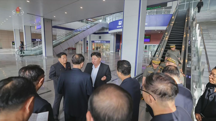 [서울=뉴시스] 북한 조선중앙TV는 김정은 북한 국무위원장이 지난 6월 24일 강원도 원산갈마해안관광지구 철도역과 응급치료시설을 방문했다고 같은 달 26일 보도했다. (사진=조선중앙TV 캡처) 2026.08.28. photo@newsis.com *재판매 및 DB 금지