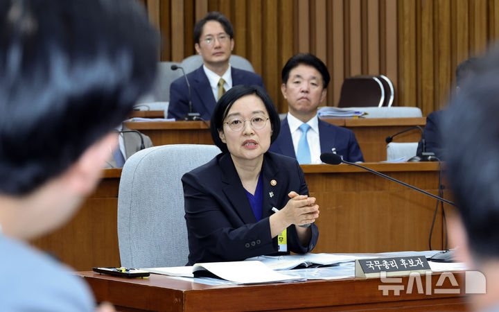 [서울=뉴시스] 최진석 기자 = 한성숙 국무총리 후보자가 26일 여의도 국회에서 열린 국무총리 임명동의안 심사를 위한 인사청문회에서 위원들의 질의에 답하고 있다. 2026.06.26. myjs@newsis.com