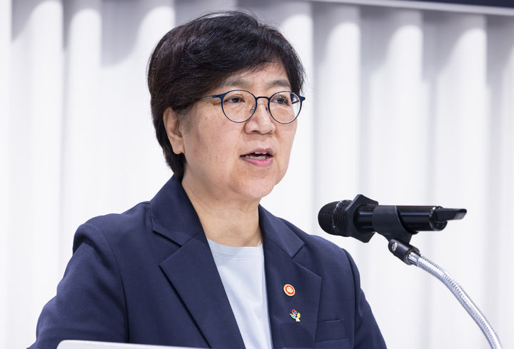 [서울=뉴시스] 정은경 보건복지부 장관이 지난달 26일 서울 중구 로얄호텔에서 열린 '제1차 미래사회보장포럼'에 참석해 발언하고 있다. (사진=보건복지부 제공) 2026.06.26. photo@newsis.com *재판매 및 DB 금지