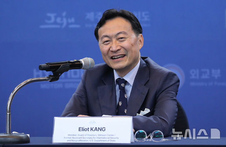 [서귀포=뉴시스] 우장호 기자 = 엘리엇 강(C. S. Eliot KANG) 전 미 국무부 국제안보·비확산 담당 차관보가 26일 오전 제주 서귀포시 표선면 해비치 호텔&리조트 제주에서 열린 '제21회 평화와 번영을 위한 제주포럼' 3일차 프레스 컨퍼런스에서 '한·미 동맹의 미래:동맹의 현대화, 핵추진 잠수함 도입, 그리고 중국 요인'을 주제로 발언하고 있다. 2026.06.26. woo1223@newsis.com