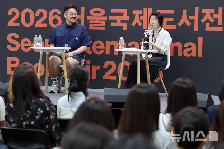 [서울=뉴시스] 박진희 기자 = 정세랑(소설가, 오른쪽)과 박상영(소설가)이 26일 서울 강남구 코엑스에서 '서울국제도서전(Seoul International Book Fair, SIBF)'에서 열린 '한국에서 가장 좋은 책(BBK)' 합동 북 토크 '어떻게 쓰는가' 프로그램을 진행하고 있다. 2026.06.26. pak7130@newsis.com