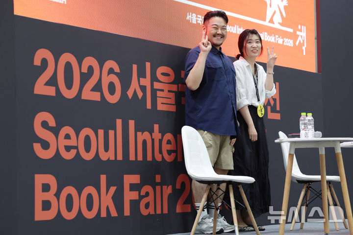 [서울=뉴시스] 박진희 기자 = 정세랑(소설가, 오른쪽)과 박상영(소설가)이 26일 서울 강남구 코엑스에서 '서울국제도서전(Seoul International Book Fair, SIBF)'에서 열린 '한국에서 가장 좋은 책(BBK)' 합동 북 토크 '어떻게 쓰는가' 프로그램을 진행하고 있다. 2026.06.26. pak7130@newsis.com