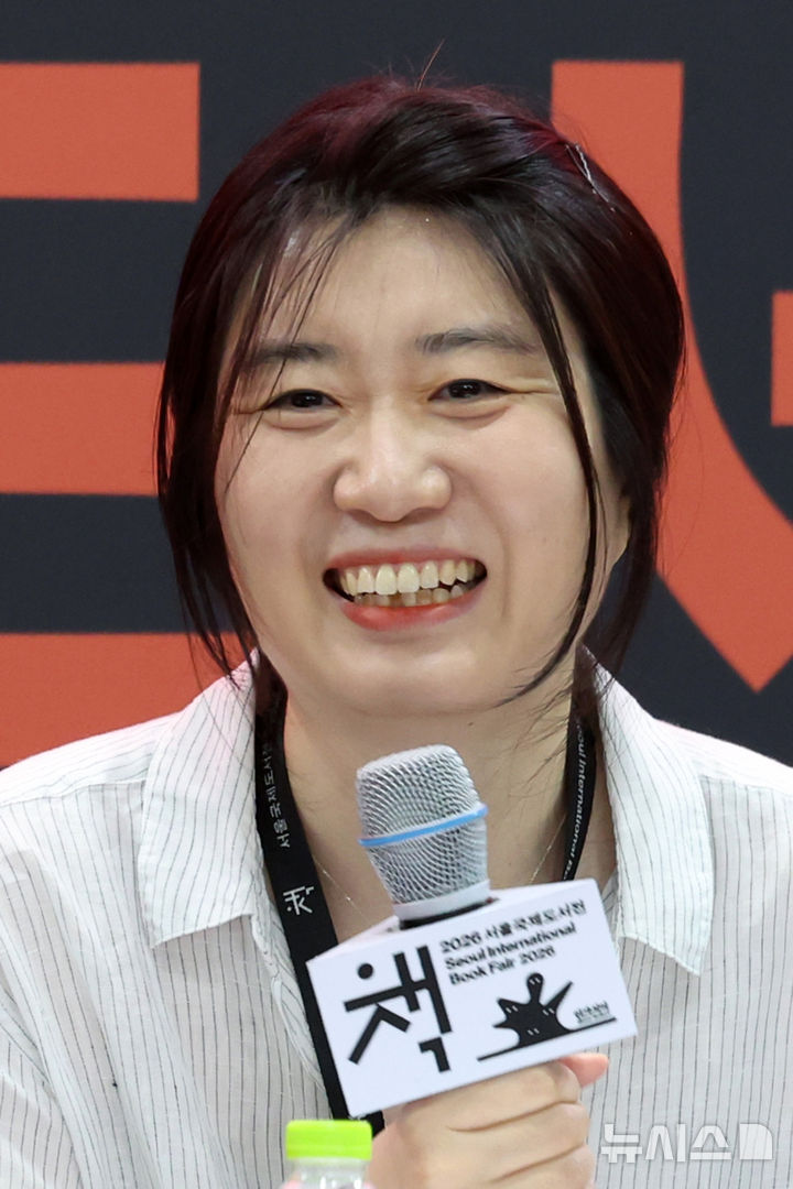 [서울=뉴시스] 박진희 기자 = 정세랑(소설가)이 26일 서울 강남구 코엑스에서 '서울국제도서전(Seoul International Book Fair, SIBF)'에서 열린 '한국에서 가장 좋은 책(BBK)' 합동 북 토크 '어떻게 쓰는가-정세랑·박상영' 프로그램을 진행하고 있다. 2026.06.26. pak7130@newsis.com