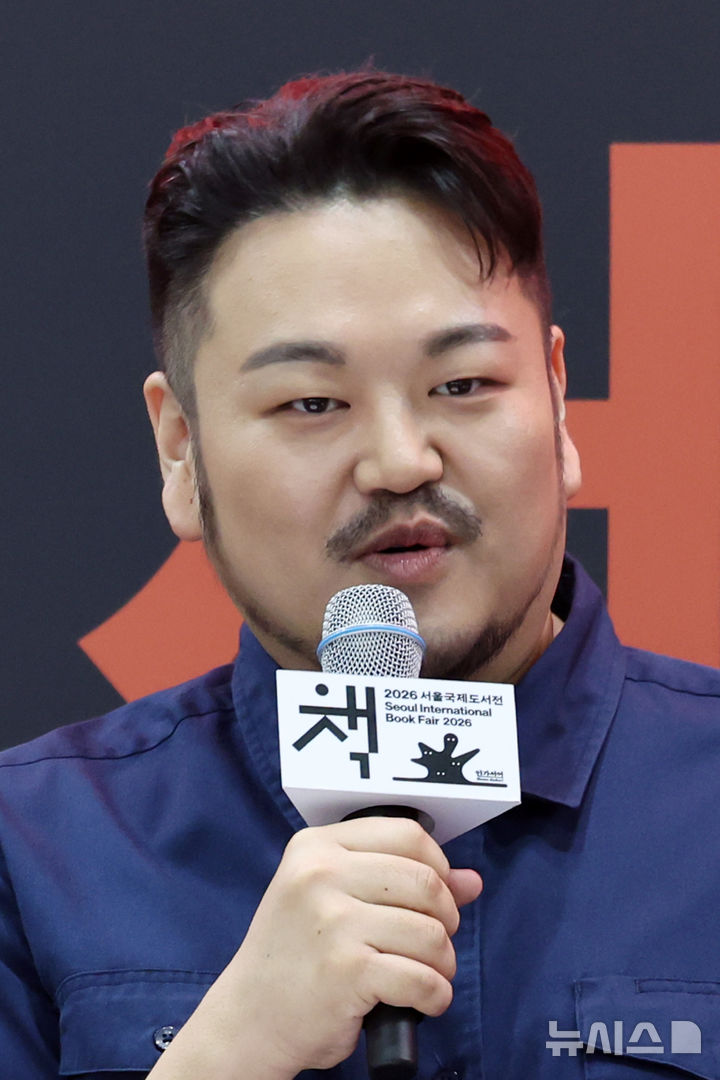 [서울=뉴시스] 박진희 기자 = 정세랑(소설가, 오른쪽)과 박상영(소설가)이 26일 서울 강남구 코엑스에서 '서울국제도서전(Seoul International Book Fair, SIBF)'에서 열린 '한국에서 가장 좋은 책(BBK)' 합동 북 토크 '어떻게 쓰는가-정세랑·박상영' 프로그램을 진행하고 있다. 2026.06.26. pak7130@newsis.com