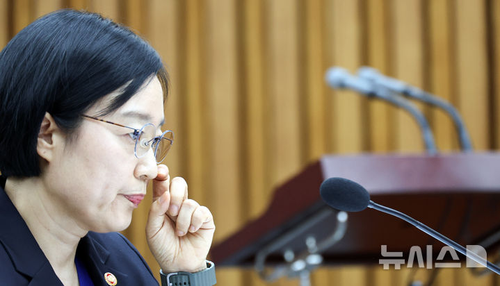 [서울=뉴시스] 최진석 기자 = 한성숙 국무총리 후보자가 26일 여의도 국회에서 열린 국무총리 임명동의안 심사를 위한 인사청문회에서 생각에 잠겨 있다. 2026.06.26. myjs@newsis.com