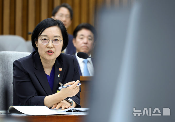 [서울=뉴시스] 최진석 기자 = 한성숙 국무총리 후보자가 26일 여의도 국회에서 열린 국무총리 임명동의안 심사를 위한 인사청문회에 출석해 질의에 답하고 있다. 2026.06.26. myjs@newsis.com