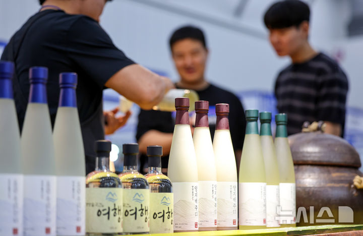 [대구=뉴시스] 이무열 기자 = 26일 대구 북구 엑스코에서 열린 2026 대구 국제 주류&칵테일 쇼에서 관람객들이 전통주를 시음하고 있다. 2026.06.26. lmy@newsis.com