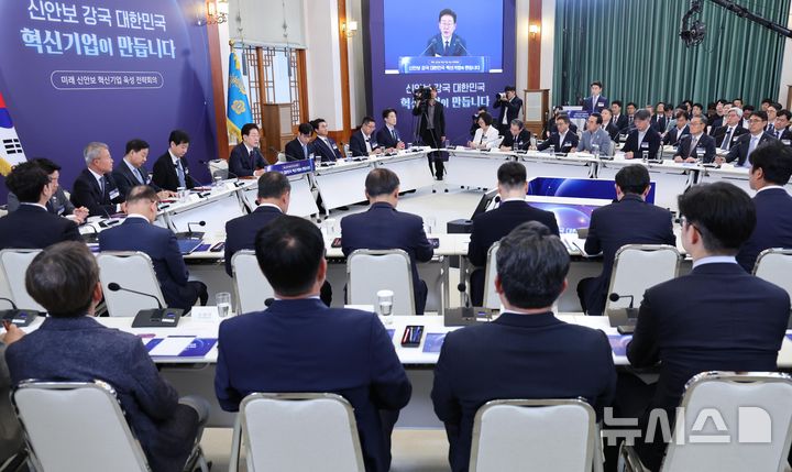[서울=뉴시스] 최동준 기자 = 이재명 대통령이 26일 청와대에서 열린 미래 신안보 혁신기업 육성 전략회의에서 발언하고 있다. 2026.06.26. photocdj@newsis.com