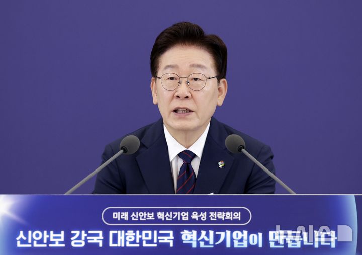 [서울=뉴시스] 최동준 기자 = 이재명 대통령이 26일 청와대에서 열린 미래 신안보 혁신기업 육성 전략회의에서 발언하고 있다. 2026.06.26. photocdj@newsis.com