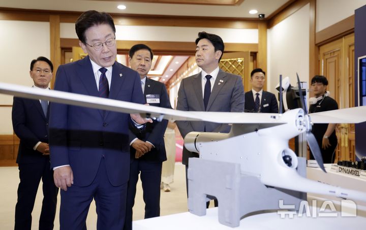 [서울=뉴시스] 최동준 기자 = 이재명 대통령이 26일 청와대에서 열린 미래 신안보 혁신기업 육성 전략회의에서 위성 옵저버 전시품을 살펴보고 있다. 2026.06.26. photocdj@newsis.com